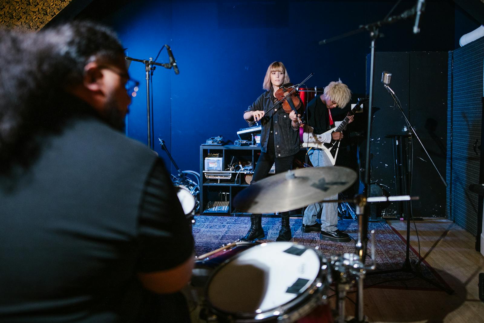 Group rehearsal with multiple musicians in a learning context